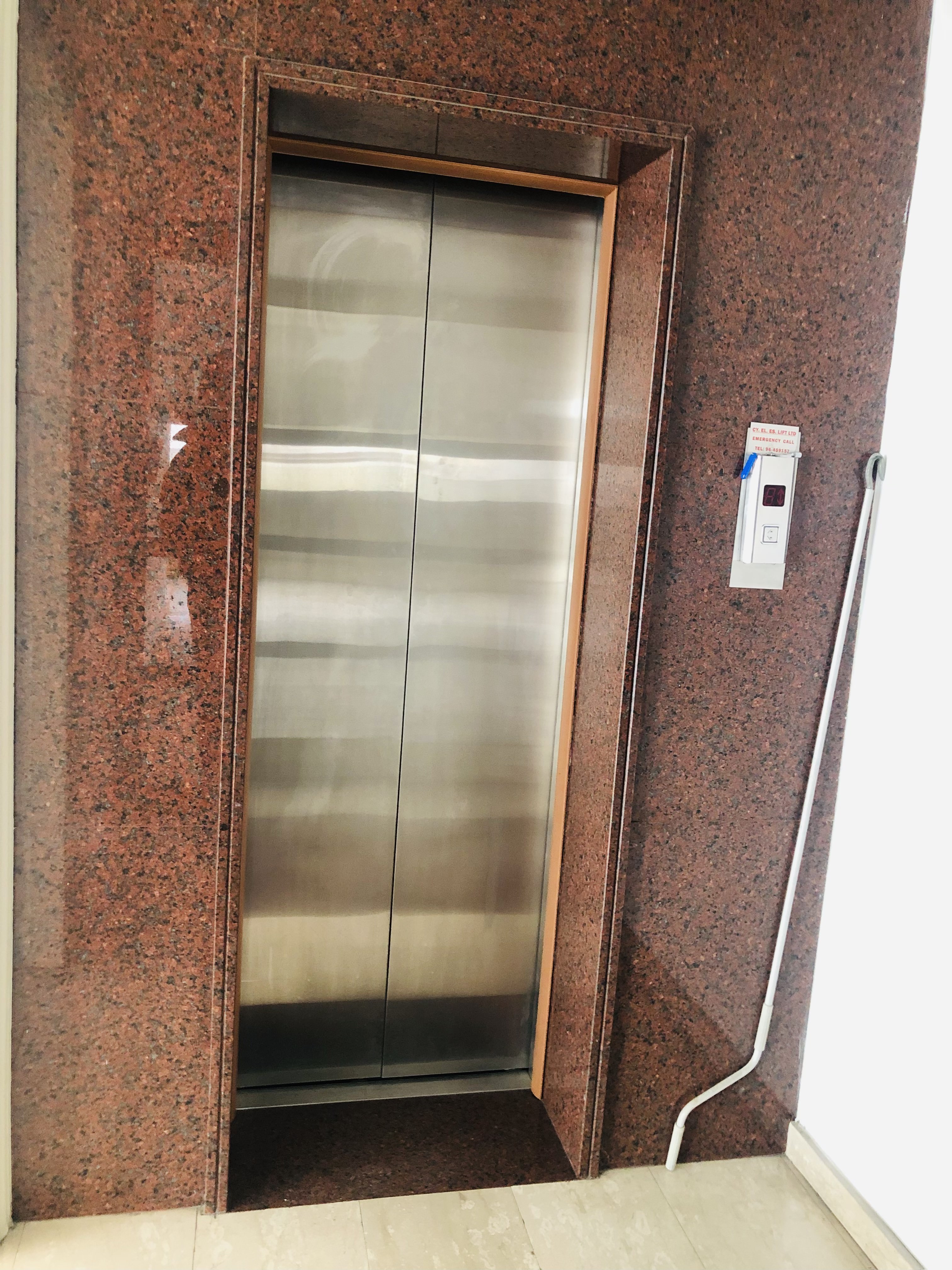 COMMERCIAL BUILDING IN GRIVA DIGENI/LIMASSOL