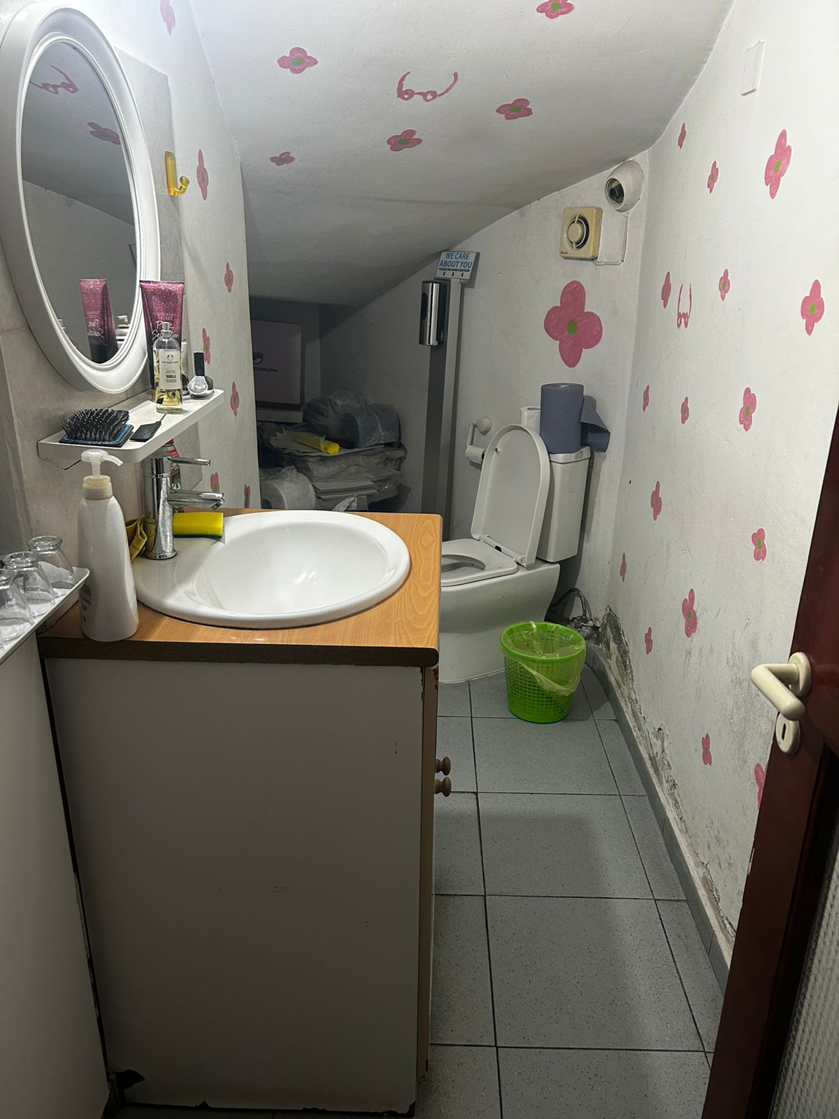 SHOP FOR RENT IN ERMOU STREET/LARNACA