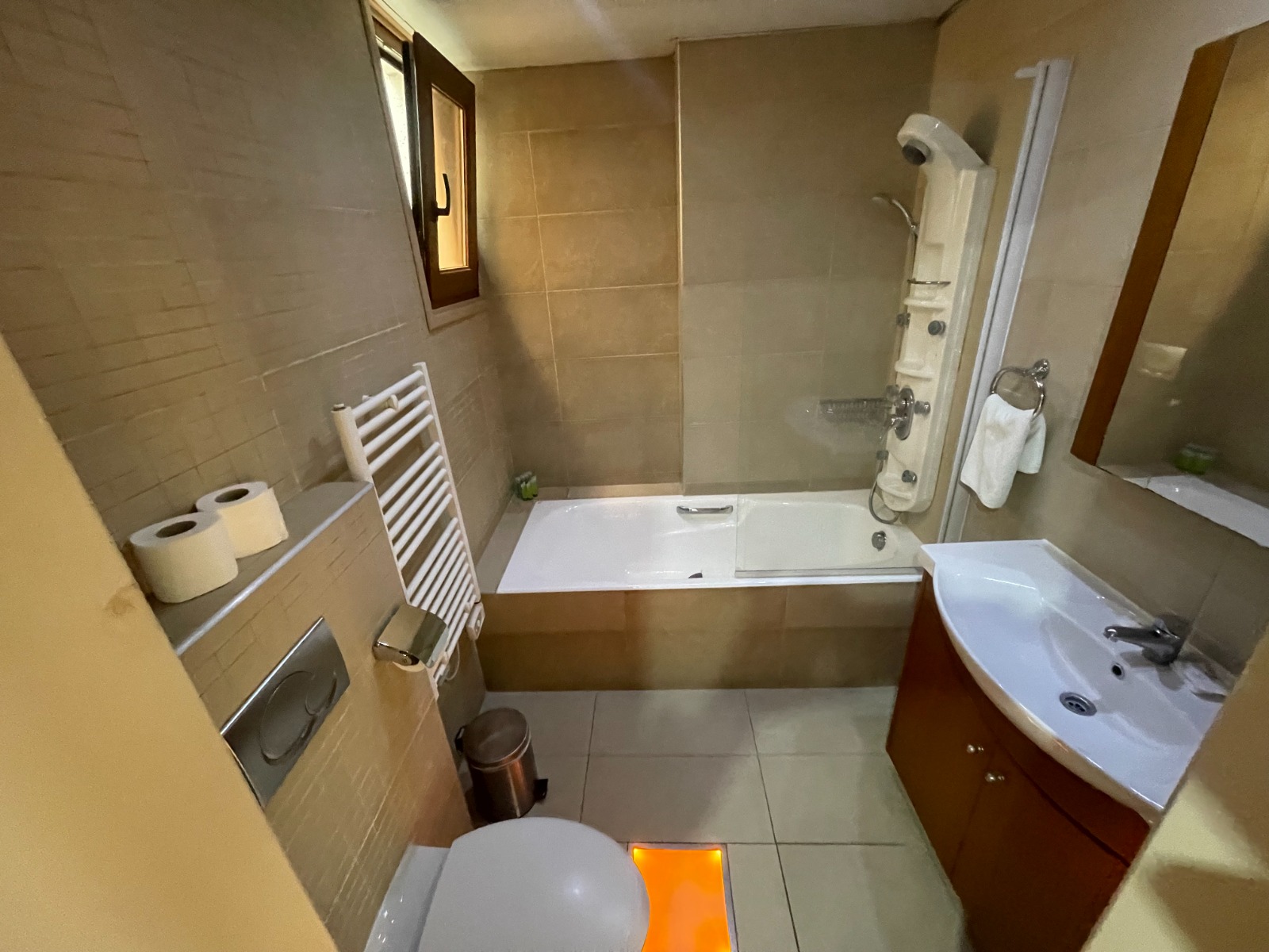 SEAFRONT APARTMENT FOR SALE IN FINIKOUDES/LARNACA
