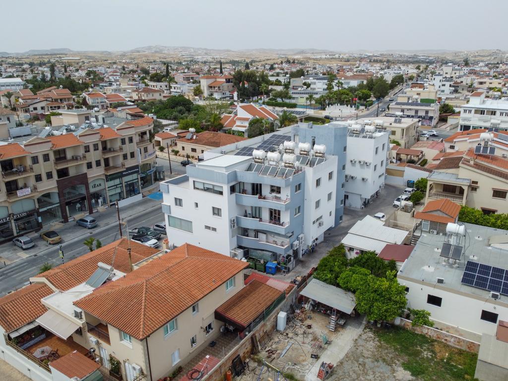 MIXED-USE BUILDING FOR SALE IN ARADIPPOU/LARNACA 
