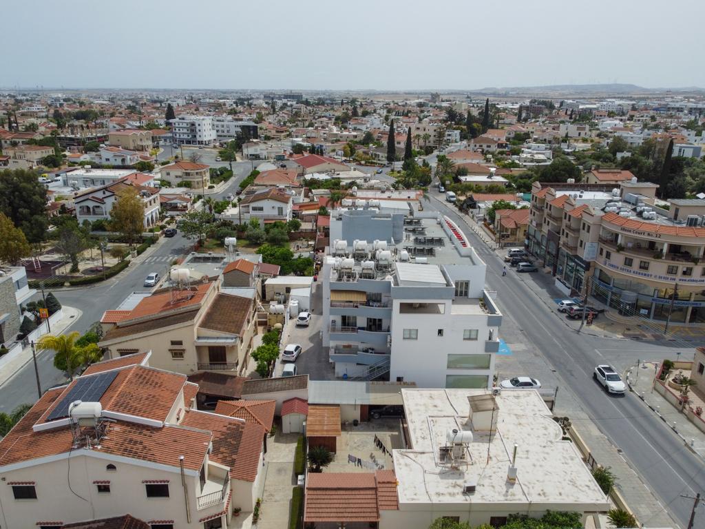 MIXED-USE BUILDING FOR SALE IN ARADIPPOU/LARNACA 