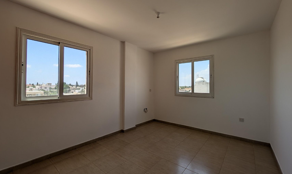 THREE(3) BEDROOM APARTMENT IN DERYNEIA