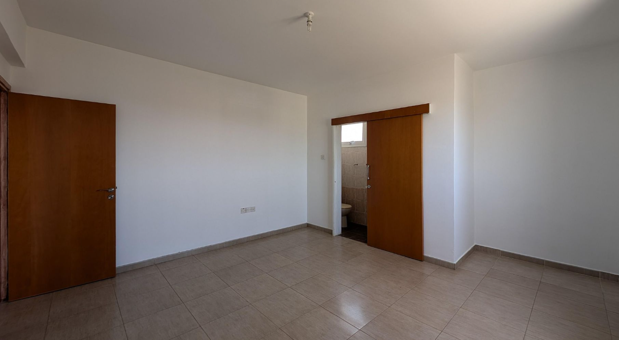 THREE(3) BEDROOM APARTMENT IN DERYNEIA