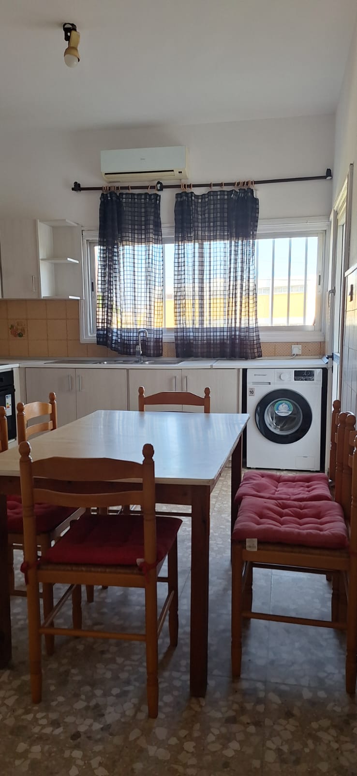TREE(3)BERDOOM FOR RENT IN LARNACA