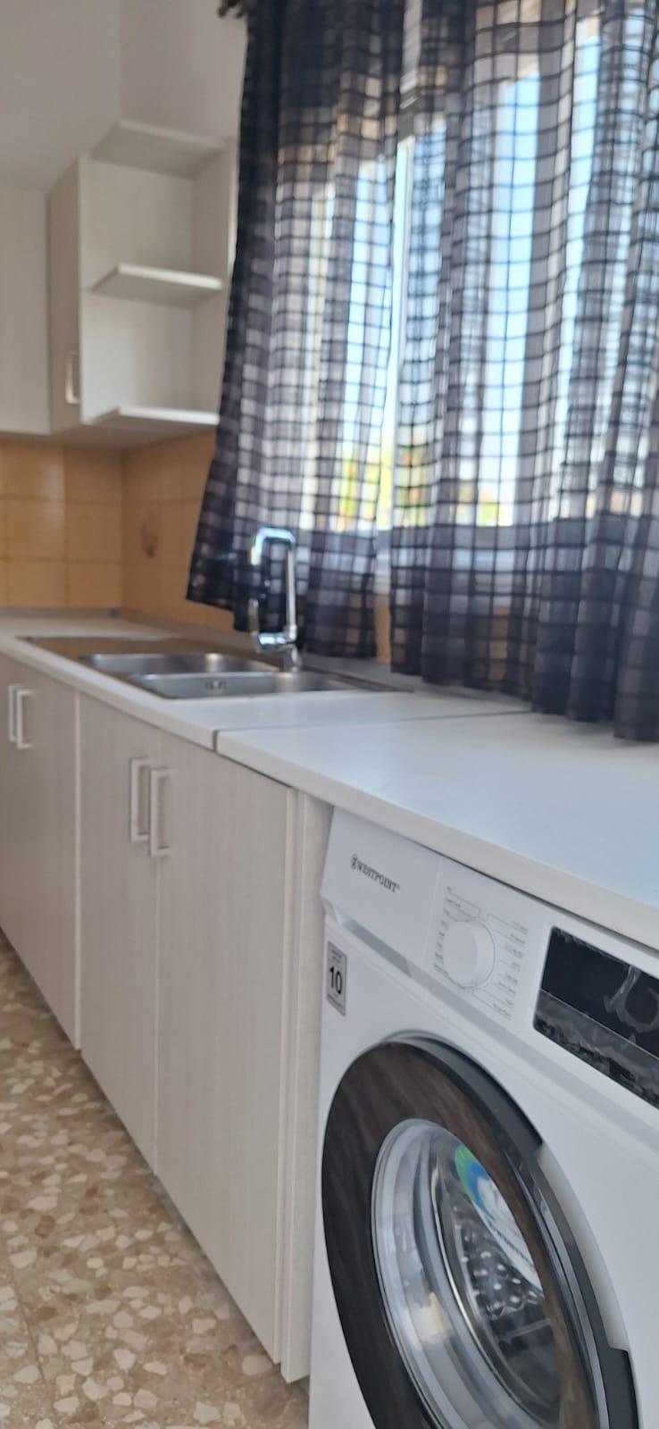 TREE(3)BERDOOM FOR RENT IN LARNACA