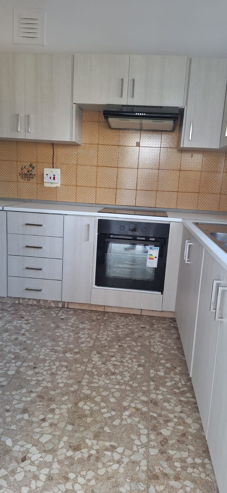 TREE(3)BERDOOM FOR RENT IN LARNACA