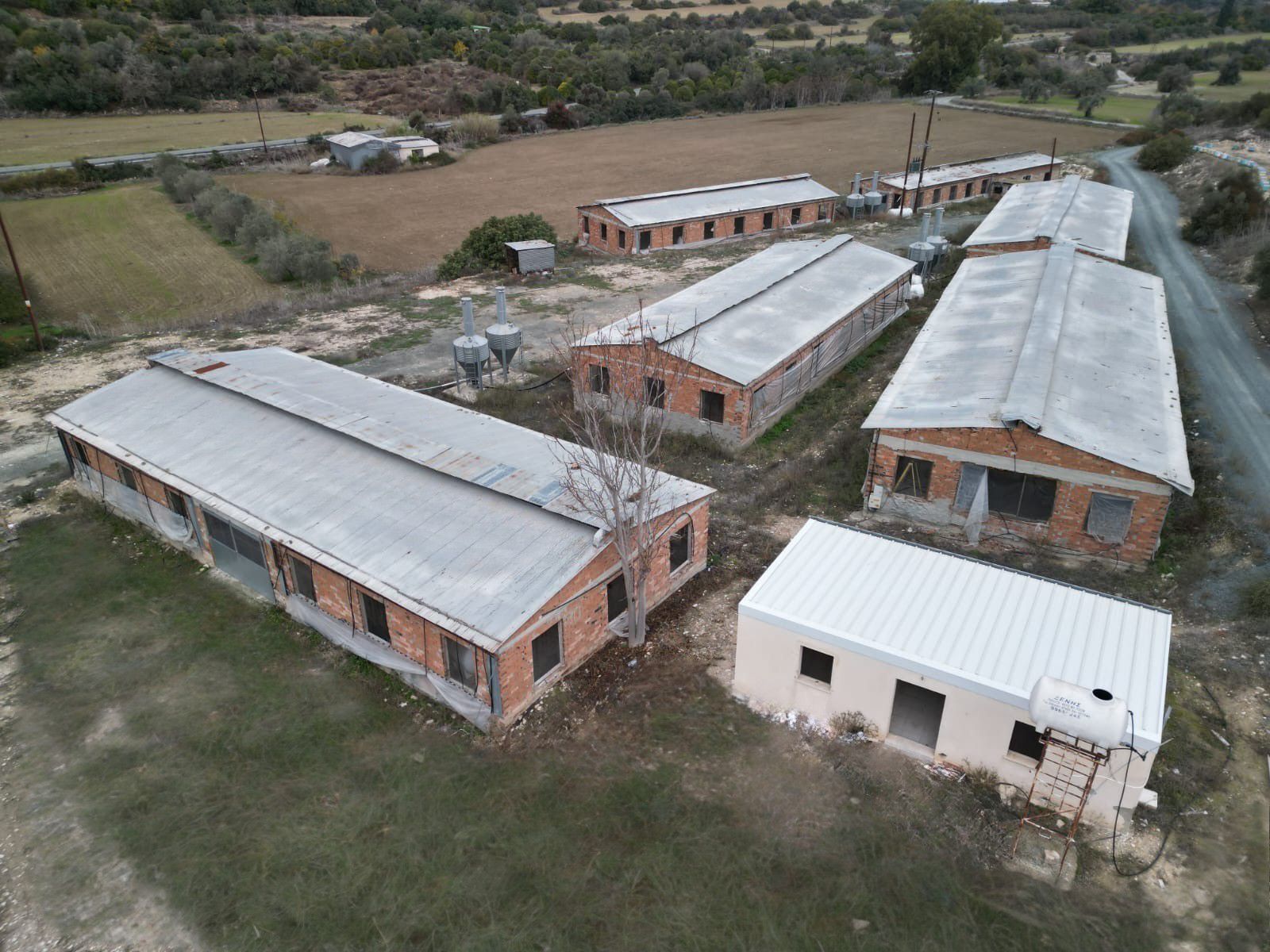 COMMERCIAL PROPERTY WITH MULTIPLE UNITS 