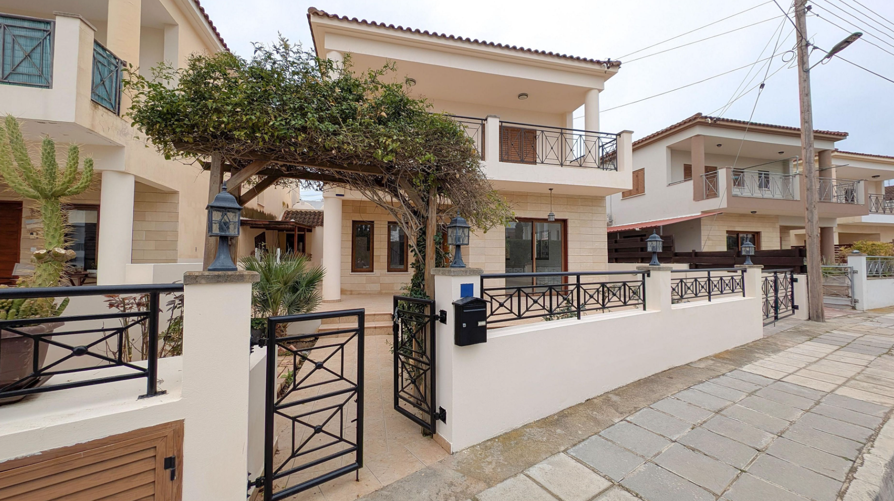 FOUR BEDROOM HOUSE FOR SALE IN NICOSIA-LATSIA