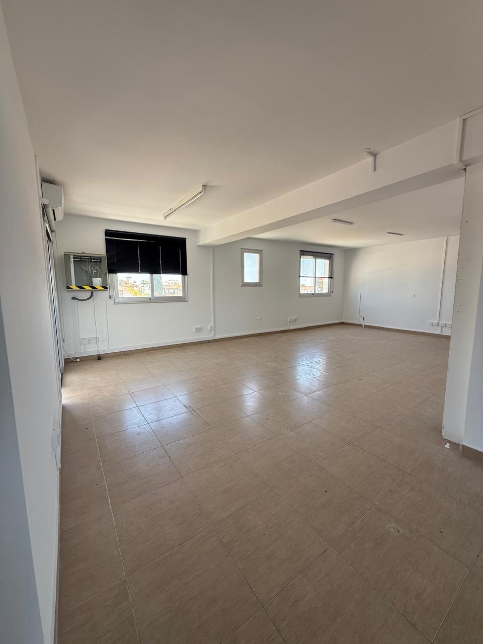 WH0LE FLOOR OFFICE - ARADIPPOU