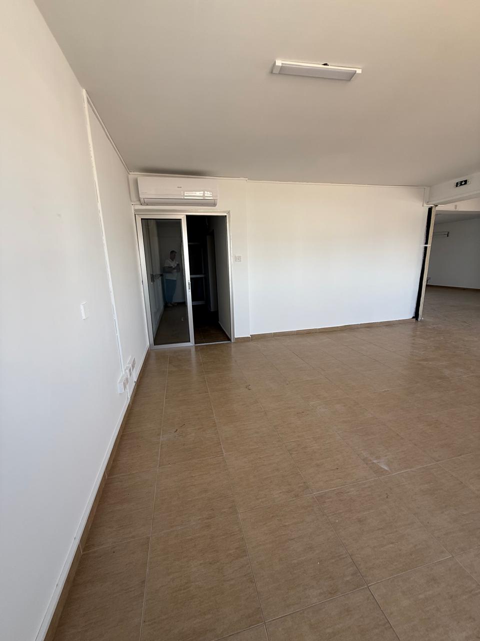 WH0LE FLOOR OFFICE - ARADIPPOU