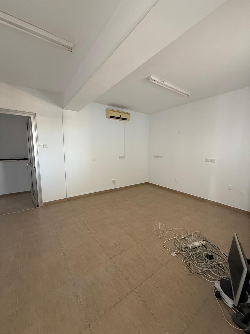 WH0LE FLOOR OFFICE - ARADIPPOU